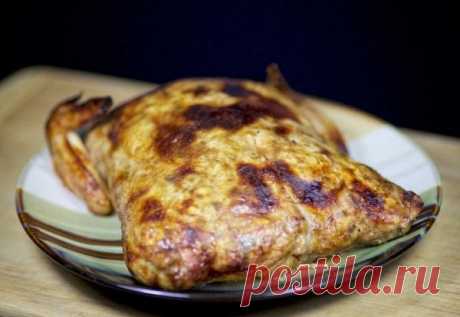 Курица фаршированная черносливом и грецкими орехами Ароматная и мягкая фаршированная курица без костей с мясом, беконом, черносливом и орехами под соусом ткемали – настоящее украшение новогоднего стола