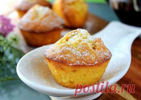 КЕКС " ДЕТСКИЙ" КАК В ДЕТСКОМ САДУ 
 
Ингредиенты: 
 
Мука пшеничная – 220 г 
Масло сливочное – 160 г 
Яйца-2 шт 
Сахар – 150 г 
Морковь – 85 г 
Соль – 1 щепотка 
Сода – 1 щепотка 
Ванильная эссенция – по вкусу 
Изюм – по желанию 
 
Приготoвление: 
 
Сливочное масло для кексов должно быть размягченным, чтобы хорошо взбиваться. Обратите внимание: не расплавленным, а мягким! 
 
Блендером в миске взбить масло, предварительно добавив к нему весь сахар. Это займет около десяти ...