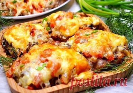 Мясо по-королевски

Ингредиенты:

- Свинина (филе) - 700 г
- Яйцо - 2 шт.
- Шампиньоны (свежие) - 200 г
- Луковица - 1 шт.
- Помидоры - 200 г
- Сыр - 150 г
- Майонез (или сметана) - 3 ст. л.
- Соль - 1 ч. л.
- Черный перец - по вкусу
- Мука - для обвалки

Процесс приготовления:

1. Филе свинины нарезаем на порционные пластины шириной примерно один сантиметр. У меня шейная часть, но подойдет и любая другая;
2. Мясо хорошо отбиваем с двух сторон, а затем солим и перчим по вк...