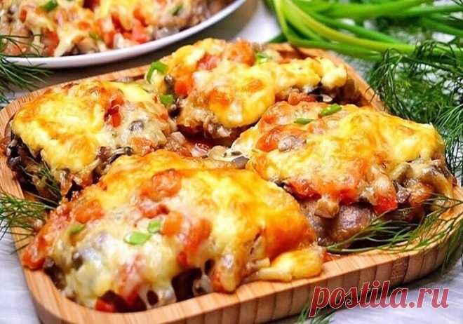 Мясо по-королевски

Ингредиенты:

- Свинина (филе) - 700 г
- Яйцо - 2 шт.
- Шампиньоны (свежие) - 200 г
- Луковица - 1 шт.
- Помидоры - 200 г
- Сыр - 150 г
- Майонез (или сметана) - 3 ст. л.
- Соль - 1 ч. л.
- Черный перец - по вкусу
- Мука - для обвалки

Процесс приготовления:

1. Филе свинины нарезаем на порционные пластины шириной примерно один сантиметр. У меня шейная часть, но подойдет и любая другая;
2. Мясо хорошо отбиваем с двух сторон, а затем солим и перчим по вк...