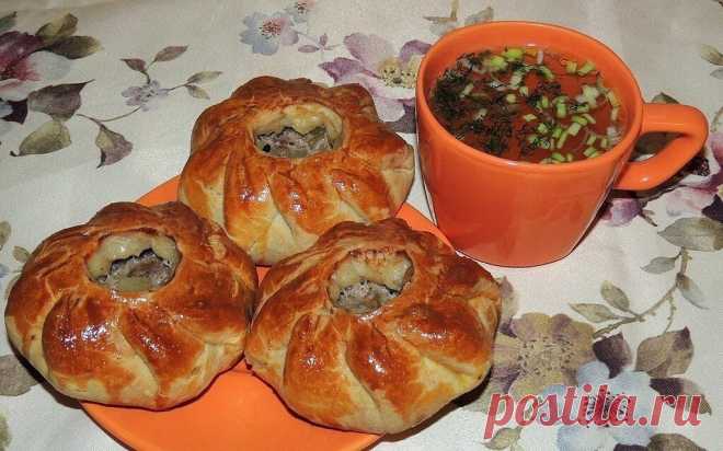 Вак балиш (маленькие пироги с мясом и картошкой)

Вам потребуется:
Мука - 700 гр.,
Масло сливочное - 250 гр.,
Кефир - 500 мл.,
Сода чайная - 1 ч.л.,
Соль - 1 ч.л.
Начинка:
Говядина (мякоть) - 0,5 кг.,
Картофель (средний) - 7 шт.,
Лук репчатый - 3 шт.,
Соль, перец черный молотый - по вкусу
Для бульона:
Вода - 300 мл.,
Масло сливочное - 50 гр.
Соль - 1/3 ч.л.
Для смазывания пирогов - 1 яйцо.

Как готовить:

1. В чашку всыпать 700 гр. муки. Натереть(туда же) на тёрке холодное...