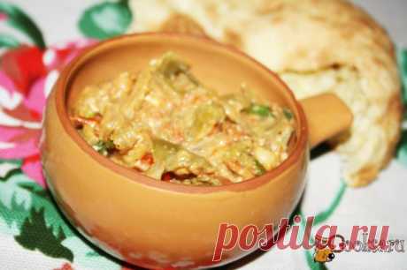 Закуска из стручковой фасоли по мотивам мцвале лобио Закуска из стручковой фасоли по мотивам мцвале лобио - сезонная закуска, очень нежная, ароматная и вкусная. Подавать можно как в горячем виде, так и в холодном, но мне, честно говоря, больше понравилось на следующий день в холодном виде. Овощи и фасоль настоялись, напитались специями... Подавать нужно со свежим лавашем.