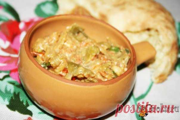 Закуска из стручковой фасоли по мотивам мцвале лобио Закуска из стручковой фасоли по мотивам мцвале лобио - сезонная закуска, очень нежная, ароматная и вкусная. Подавать можно как в горячем виде, так и в холодном, но мне, честно говоря, больше понравилось на следующий день в холодном виде. Овощи и фасоль настоялись, напитались специями... Подавать нужно со свежим лавашем.