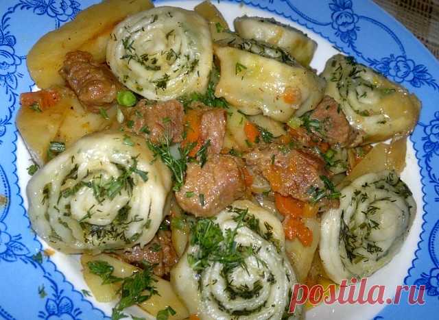 НУДЛИ С МЯСОМ И КАРТОШКОЙ О, если вы давно хотели приготовить что-то эдакое из привычных продуктов, вы попали по адресу! Нудли с мясом и картошкой – это просто шикарный обед для всей семьи!

 Честно говоря, я люблю брать нудли…