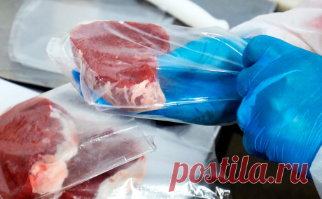 Эксперты оценили риски для здоровья от «мясного клея» в продуктах. «Мясной клей» в продуктах не только нарушает пищеварение, но и способствует развитию болезней Альцгеймера и Паркинсона, а также наследственных заболеваний, таких как целиакия.