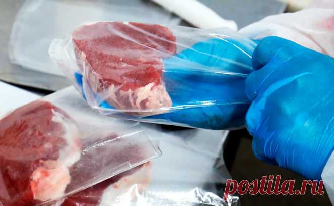 Эксперты оценили риски для здоровья от «мясного клея» в продуктах. «Мясной клей» в продуктах не только нарушает пищеварение, но и способствует развитию болезней Альцгеймера и Паркинсона, а также наследственных заболеваний, таких как целиакия.
