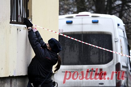 Под окнами российской многоэтажки нашли мертвой 17-летнюю студентку. В Республике Башкортостан под окнами жилого многоэтажного дома нашли мертвой 17-летнюю студентку. Труп обнаружили в четверг, 30 марта, в городе Мелеузе. Погибшей оказалась учащаяся первого курса многопрофильного колледжа. По словам очевидцев, она упала с восьмого этажа.