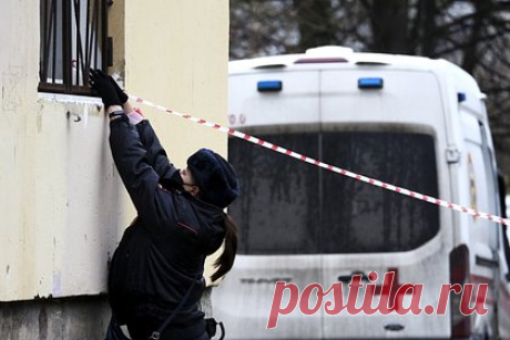 Под окнами российской многоэтажки нашли мертвой 17-летнюю студентку. В Республике Башкортостан под окнами жилого многоэтажного дома нашли мертвой 17-летнюю студентку. Труп обнаружили в четверг, 30 марта, в городе Мелеузе. Погибшей оказалась учащаяся первого курса многопрофильного колледжа. По словам очевидцев, она упала с восьмого этажа.
