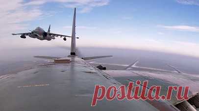 «Цель была поражена»: штурмовики Су-25 нанесли удар по подразделениям ВСУ на Донецком направлении. Экипажи штурмовой авиации на самолётах Су-25 нанесли удар неуправляемыми авиационными ракетами по замаскированной технике и живой силе противника на Донецком направлении. Удар корректировали передовые авиационные наводчики. Также экипажи выполнили манёвр «змейка» с одновременным отстрелом ложных тепловых целей для предотвращения пуска противником ракет ПЗРК. После этого лётчики вернулись на…