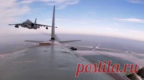 «Цель была поражена»: штурмовики Су-25 нанесли удар по подразделениям ВСУ на Донецком направлении. Экипажи штурмовой авиации на самолётах Су-25 нанесли удар неуправляемыми авиационными ракетами по замаскированной технике и живой силе противника на Донецком направлении. Удар корректировали передовые авиационные наводчики. Также экипажи выполнили манёвр «змейка» с одновременным отстрелом ложных тепловых целей для предотвращения пуска противником ракет ПЗРК. После этого лётчики вернулись на…