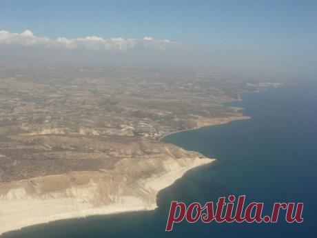 Остров Кипр поражает разнообразием открывающихся перед путешественником возможностей. Кипр предлагает своим гостям прекрасные пляжи и потрясающие горные пейзажи, многочисленные традиционные таверны и бесчисленные исторические достопримечательности, ночные клубы с танцами до упаду и спортивные площадки практически для всех видов спорта.