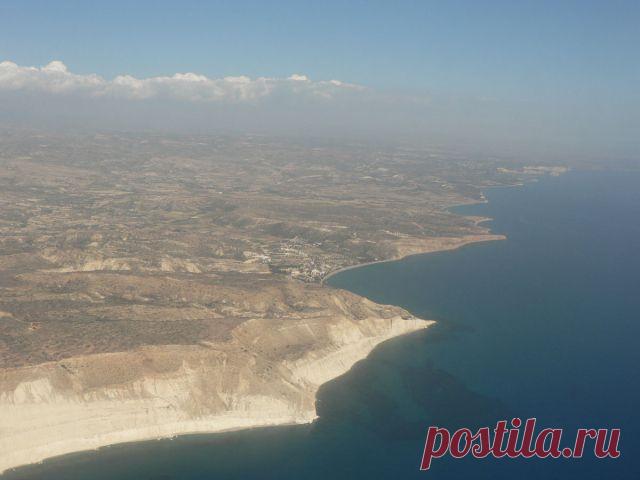 Остров Кипр поражает разнообразием открывающихся перед путешественником возможностей. Кипр предлагает своим гостям прекрасные пляжи и потрясающие горные пейзажи, многочисленные традиционные таверны и бесчисленные исторические достопримечательности, ночные клубы с танцами до упаду и спортивные площадки практически для всех видов спорта.