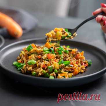 Diese Reis-Pfanne mit Hackfleisch und Zucchini ist ideal für ein schnelles und leckeres Abendessen. Mit nur einer Pfanne und wenigen Zutaten zauberst du im Handumdrehen ein gesundes One-Pot-Gericht.