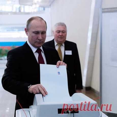 Владимир Путин присоединился к россиянам, проголосовавшим на выборах президента. Глава государства по традиции прибыл на участок номер 2151 — он находится в Российской академии наук на улице Косыгина в Москве.

Фото: ТАСС