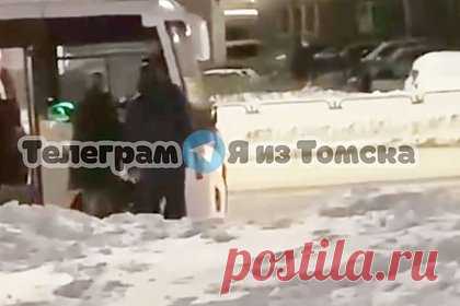 Россияне избили не пустившего их с пивом в салон водителя маршрутки. В Северске Томской области мужчины избили водителя маршрутки, который отказался пускать их с пивом в салон. Об этом сообщается в Telegram-канале «Я из Томска». По сведениям издания, россиянин потребовал от пьяных молодых людей выбросить бутылки, прежде чем садиться в автобус. В ответ они напали на него с бутылками.