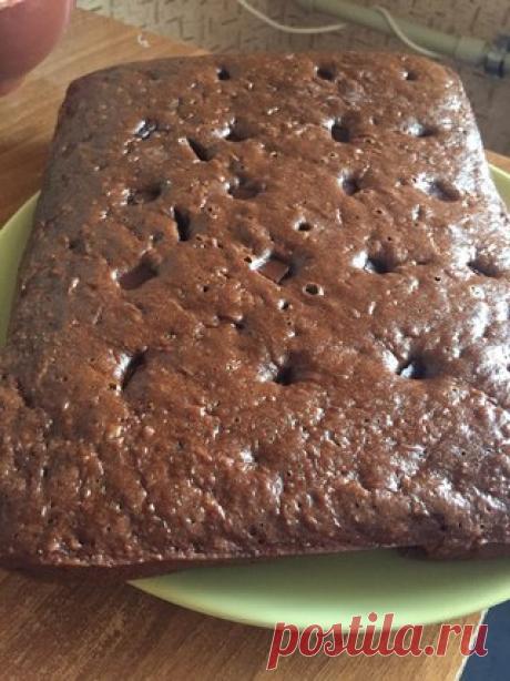 ПОСТНЫЙ "БИСКВИТ" С КАКАО. Автор фото-рецепта Юлия Старостина: вкуснейший постный бисквит 

Ингредиенты: 
• мука 400 г. 
• сахар 300 г. 
• какао 4 ст.л. 
• разрыхлитель 4 ч.л. 
• масло 6 ст.л. 
• тёплая вода 400 мл. 
• яблоко 1 шт. 

Способ приготовления: 
Готовить максимально просто! Смешать все сухие ингредиенты, влить воду и масло. Хорошо перемешать. В конце добавить в тесто протертое на средней тёрке яблоко  Печём в духовке до сухой лучины, при 200 гр примерно 30-40 ми...