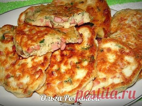 Оладья с колбасой ,сыром и зеленью