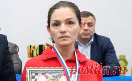 ФШР отстранила шахматистку, подозреваемую в попытке отравления соперницы. Амина Абакарова отстранена до заключения правоохранительных органов, ей грозит пожизненная дисквалификация. В начале августа на чемпионате Дагестана она разлила неизвестную жидкость на столе соперницы, предположительно, ртуть