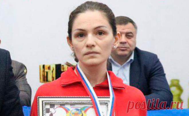ФШР отстранила шахматистку, подозреваемую в попытке отравления соперницы. Амина Абакарова отстранена до заключения правоохранительных органов, ей грозит пожизненная дисквалификация. В начале августа на чемпионате Дагестана она разлила неизвестную жидкость на столе соперницы, предположительно, ртуть