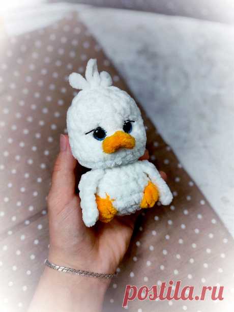 PDF Гусик Клювик крючком. FREE crochet pattern; Аmigurumi toy patterns. Амигуруми схемы и описания на русском. Вязаные игрушки и поделки своими руками #amimore - маленький гусёнок из плюшевой пряжи, плюшевые гусята, утята, уточка, утёнок, утка, птица, птичка.
