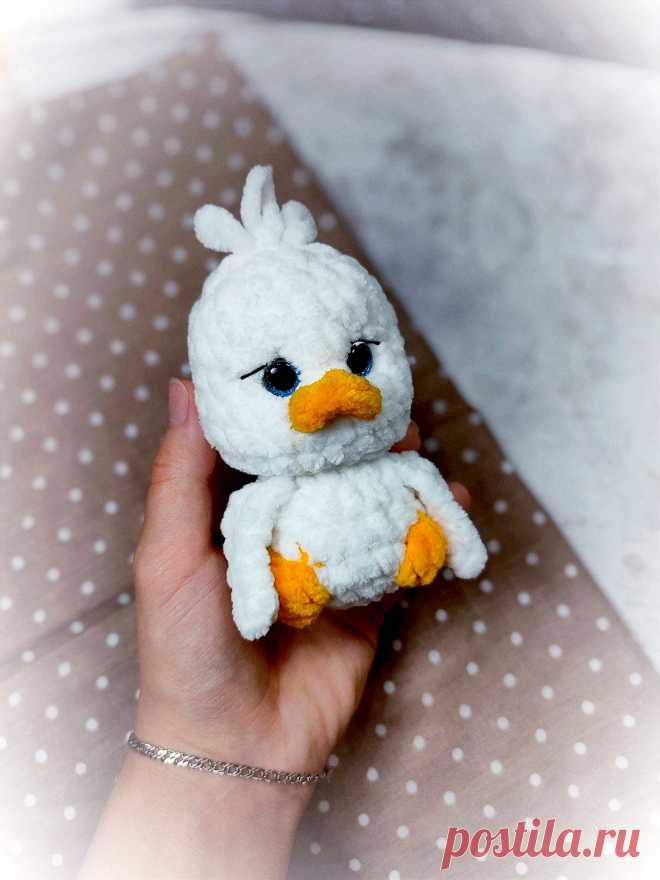 PDF Гусик Клювик крючком. FREE crochet pattern; Аmigurumi toy patterns. Амигуруми схемы и описания на русском. Вязаные игрушки и поделки своими руками #amimore - маленький гусёнок из плюшевой пряжи, плюшевые гусята, утята, уточка, утёнок, утка, птица, птичка.