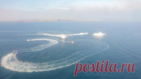 На российском фрегате, который не пустили во французский порт, кончается вода. У команды российского фрегата &quot;Штандарт&quot; скоро закончится запас воды. Об этом сообщил глава ассоциации помощи морякам &quot;Mor Glaz&quot; Жан-Поль Элькан, слова которого передает РИА Новости. Власти Франции ранее запретили ...