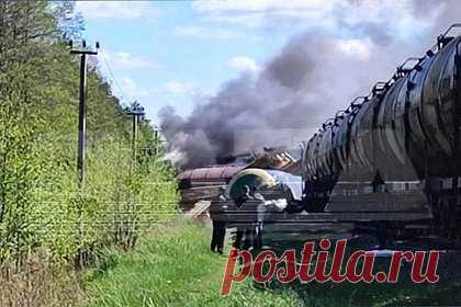 Поезд сошел с рельсов под Брянском в результате подрыва железной дороги. Что известно о случившемся?. В Брянской области грузовой поезд сошел с рельсов в результате работы неустановленного взрывного устройства. ЧП произошло утром в понедельник, 1 мая, в Унечском районе, на 136-м километре железнодорожных путей Брянск — Унеча. В железнодорожном составе было 60 вагонов с нефтепродуктами и строительными материалами.