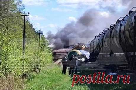 Поезд сошел с рельсов под Брянском в результате подрыва железной дороги. Что известно о случившемся?. В Брянской области грузовой поезд сошел с рельсов в результате работы неустановленного взрывного устройства. ЧП произошло утром в понедельник, 1 мая, в Унечском районе, на 136-м километре железнодорожных путей Брянск — Унеча. В железнодорожном составе было 60 вагонов с нефтепродуктами и строительными материалами.