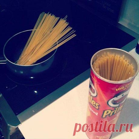 Спагетти очень удобно хранить в банке из под Pringles
