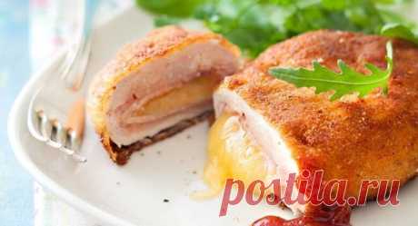 Вкуснейшая курочка а-ля Кордон блю


Ингредиенты:
куриные шницели 350 гр 
сыр слайсами 
ветчина из индейки 
яйца 2 шт 
овсяные или пшеничные отруби 1/2 стакана 
сыр тёртый на мелкой тёрке 50 гр 
соль, специи, кунжут 
ц/з мука 1/2 стакана
За рецепт спасибо группе Диетические рецепты

Приготовление:
яйца слегка взбиваем с щепоткой соли
отруби перемешиваем с тёртым сыром, специями, солью и кунжутом
на шницель выкладываем кусочек ветчины, сверху сыр и заворачиваем рулетом. 
Со...