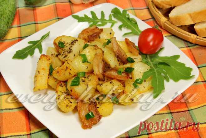 Запеченный молодой картофель с беконом и чесноком