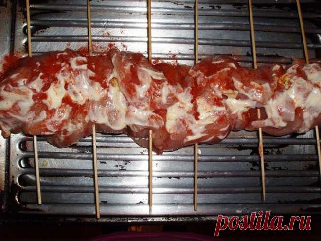 Пряный куриный рулет с яично-луковой начинкой