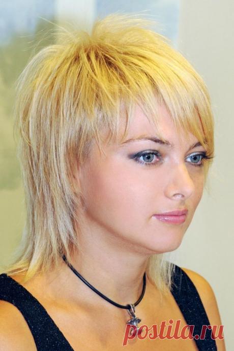 Цвет волос бежевый блондин - стильная короткая стрижка с удлиненным затылком