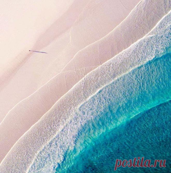 Погребённые под обломками стольких вселенных, мы вопрошаем себя: к чему наша слава, наша ненависть, наша любовь? Если нам суждено стать в будущем неосязаемой точкой, стоит ли принимать на себя бремя бытия?
(Оноре де Бальзак «Шагреневая кожа»)