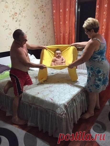 - Домой? Не, мамуль, я не еду, у бабули с дедулей лучше! Я тут царь!