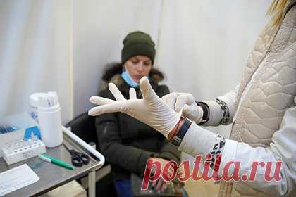В Кремле воздержались от прогнозов по срокам окончания пандемии. Пресс-секретарь президента России Дмитрий Песков заявил, что в Кремле пока воздерживаются давать прогнозы по срокам окончания пандемии. По словам представителя Кремля, большую неразбериху во все возможные прогнозы вносит появление омикрон-штамма, который пока недостаточно изучен.