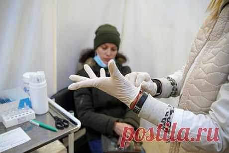 В Кремле воздержались от прогнозов по срокам окончания пандемии. Пресс-секретарь президента России Дмитрий Песков заявил, что в Кремле пока воздерживаются давать прогнозы по срокам окончания пандемии. По словам представителя Кремля, большую неразбериху во все возможные прогнозы вносит появление омикрон-штамма, который пока недостаточно изучен.