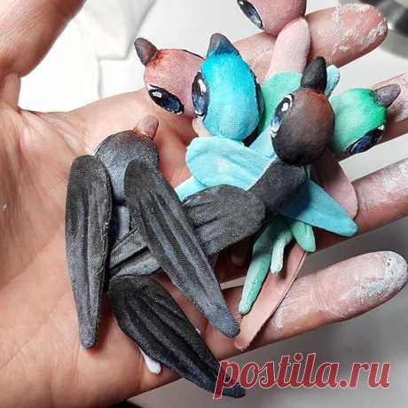 Доброе доброе понедельничное !!!) 🤗 Что это , кто это у меня ???))😊 думаю что вы ни за что не догадаетесь ))) 😄😄😄 это будущие ласточки !!))) Разноцветные !!))) А в моем кукольном мире бывают ласточки разных цветов !!!😄 Они сбились в кучку и наперебой просят крылышки ))) такие смешные ))) к вечеру всем раздам крылышки ))) 🤗 . Всех люблю и обнимаю ! Легкого понедельника вам и хорошего настроения !!😙😙😙