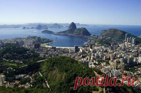 Известный своими фавелами Рио де Жанейро | Burabai.
Бог сотворил мир за 6 дней, а на седьмой он создал Рио-де-Жанейро — так бразильцы говорят о своем городе. В Бразилии никогда не было землетрясений, ураганов, цунами. Нет и ни одного опасного вулкана на территории страны. Жители Рио-де-Жанейро могут позволить себе не питать сказочных иллюзий, быть реалистами, и жить настоящим — сегодня, здесь и сейчас.