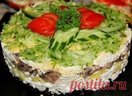 ТОП-7 салатов
 Сохраняй к себе на страницу, чтобы не потерять!
1) Салат «Подарок»
Ингредиенты:
Этот салат уложить слоями и каждый смазать майонезом.
1 слой — куриная грудка кубиками;
2 слой — шампиньоны с луком обжаренные, посолить, поперчить;
3 слой — тертая вареная морковь на крупной терке;
4 слой — натертое яблоко;
5 слой — измельченные грецкие орехи;
6 слой — желтки, сыр на терке;
7 слой — белки.
Из моркови вырезать тонкие ленты(свежей) и украсить салатик бантом и изме...