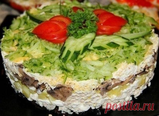 ТОП-7 салатов
 Сохраняй к себе на страницу, чтобы не потерять!
1) Салат «Подарок»
Ингредиенты:
Этот салат уложить слоями и каждый смазать майонезом.
1 слой — куриная грудка кубиками;
2 слой — шампиньоны с луком обжаренные, посолить, поперчить;
3 слой — тертая вареная морковь на крупной терке;
4 слой — натертое яблоко;
5 слой — измельченные грецкие орехи;
6 слой — желтки, сыр на терке;
7 слой — белки.
Из моркови вырезать тонкие ленты(свежей) и украсить салатик бантом и изме...