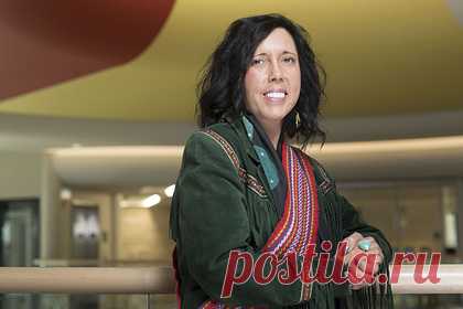 Канадская чиновница оказалась ненастоящим аборигеном и потеряла работу. Канадская чиновница в области здравоохранения Кэрри Бурасса, эксперт по здоровью коренного населения и профессор института, занимающегося соответствующими исследованиями, оказалась ненастоящим аборигеном и потеряла работу. Она заявляла, что принадлежит к канадским метисам, но это оказалось ложью.