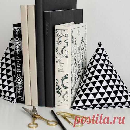 Книгодержатели из ткани в виде пирамидок