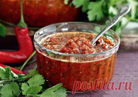 "ყოველ წელს ამ რეცეპტით ვამზადებ და გამოდის სასწაულად გემრიელი" - აჯიკა ნიგვზით ზამთრისთვის