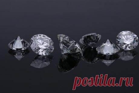 Мировые цены на бриллианты упали до трехлетнего минимума. Мировые цены на бриллианты массой 1 карат упали до минимума с ноября 2020 года. С начала января 2023-го они подешевели на 8,4 процента, а за год — на 23,9 процента. Их стоимость падает с весны 2022 года из-за слабого спроса на драгоценные камни и ювелирные украшения на крупнейших рынках.