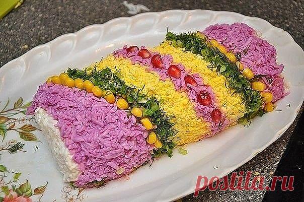 Подборка 10 праздничных нарядных салатов: 

1. Салат «Свеча» 

Ингредиенты: 
вареный картофель – 2 шт., 
яйца вареные – 3 шт., 
копченое мясо – 300 г, 
луковица – 1 шт., 
сыр твердый – 150 г, 
майонез. 
Для украшения: 
зелень укропа – 1 пучок, 
перец сладкий красный – 1, 
перец желтый – 1, 
чернослив – 1 шт., 
морковь – 1. 

Картофель отварить в мундире, охладить, затем очистить. Натереть на крупной терке, немного посолить и выложить на тарелку в форме круга. Смазать сверх...