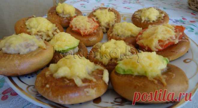 Мини-пиццы из сушек с томатами и кабачком | Вкус жизни