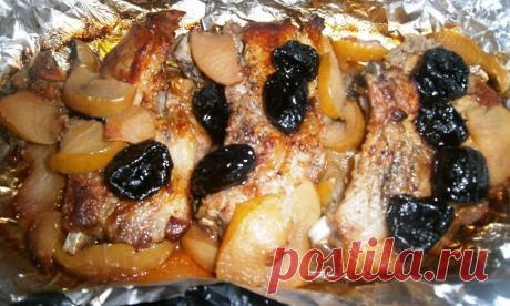 Свиная корейка с черносливом и яблоками | Вкусно и просто Свиная корейка с черносливом и яблоками шикарное, праздничное блюдо! Корейка - нежное мясо из спинной части. Это деликатес, если приготовить его правильно получается ароматное вкуснейшее блюдо, которое подают в ресторанах за приличные цены.