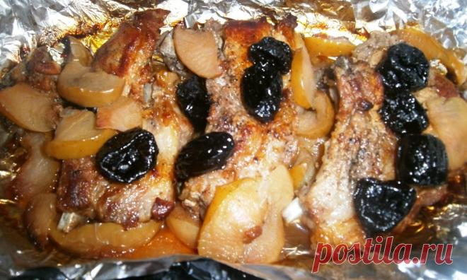 Свиная корейка с черносливом и яблоками | Вкусно и просто Свиная корейка с черносливом и яблоками шикарное, праздничное блюдо! Корейка - нежное мясо из спинной части. Это деликатес, если приготовить его правильно получается ароматное вкуснейшее блюдо, которое подают в ресторанах за приличные цены.