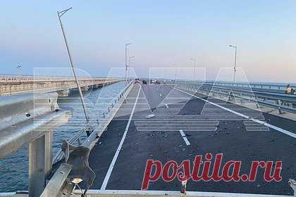 Появились новые снимки с Крымского моста после ЧП. Появились новые снимки с Крымского моста после ЧП, снимки с места происшествия публикует издание Baza в своем Telegram-канале. Судя по опубликованным фотографиям, часть пролета моста разрушена, другая — просела. На снимках также видно поврежденный гражданский автомобиль.